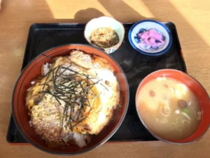 いー秋田ドットコム | 懐かしの味 カツ丼 萩の屋 湯沢市